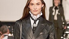 P�ehlídka Ralph Lauren ukázala, �e kravatu nemusíme nutn� nosit ke klasické...