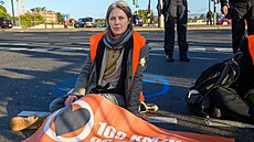 Caroline Schmidtová při blokádě dálnice A100 v Berlíně. (11. října 2022)