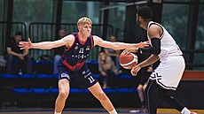 imon Svoboda (vlevo) z Brna brání Matta Johnsona z USK Praha.