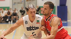 Tomá� Pomikálek (vlevo) z D��ína se tla�í kolem Jureho �kifi�e z Pardubic.