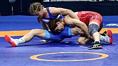 Adéla Hanzlí�ková (vlevo) v zápase s Buse Cavusogluovou z Turecka