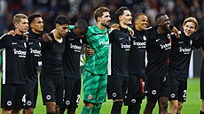 Fotbalisté Eintrachtu Frankfurt slaví výhru.