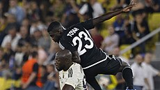 Romelu Lukaku (dole) z AS �ím a Cristian Tovar ze �erifu Tiraspol bojují o mí�.