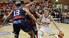 Tomá Vyoral (vpravo) z Pardubic atakuje brnnský ko, brání ho Viktor Plpán...