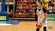Petr Benda z Nymburka st�ílí za t�i.