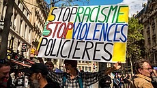 Tisíce lidí v Paíi demonstrovaly proti policejnímu násilí. (23. záí 2023)