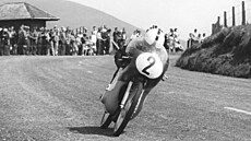 Ernst Degner při závodu v 60. letech. Stroje tehdy měly pneumatiky jako z...