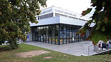 Venkovní bazén v mstském areálu na Slovanech budou moci plavci vyuívat i pes...