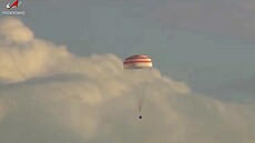 Kosmická lo Sojuz MS-23 pi návratu s posádkou na Zemi.