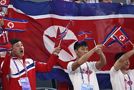Severokorejtí fanouci fandí bhem zápasu s jihokorejskými basketbalistkami na...