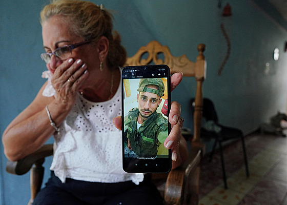 Marilin Vinentová ukazuje fotografii svého syna Dannyse Castilla v ruské...