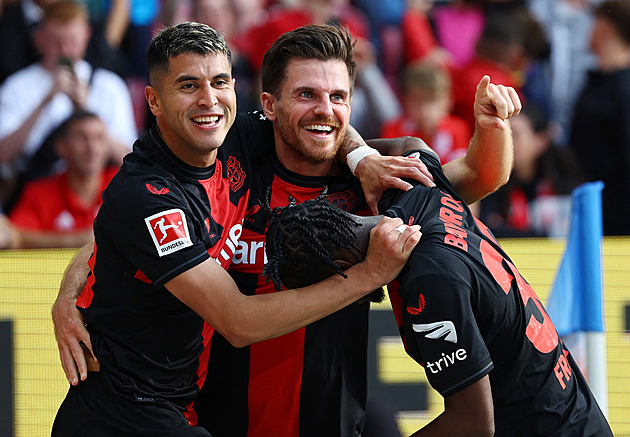 Leverkusen po jasné výhře venku jde do čela. Jak odpoví Bayern v Lipsku?