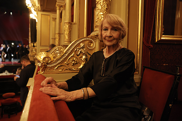 Udílejí se Thálie. První cenu má Viktor Kuzník, čestnou získá Kolářová