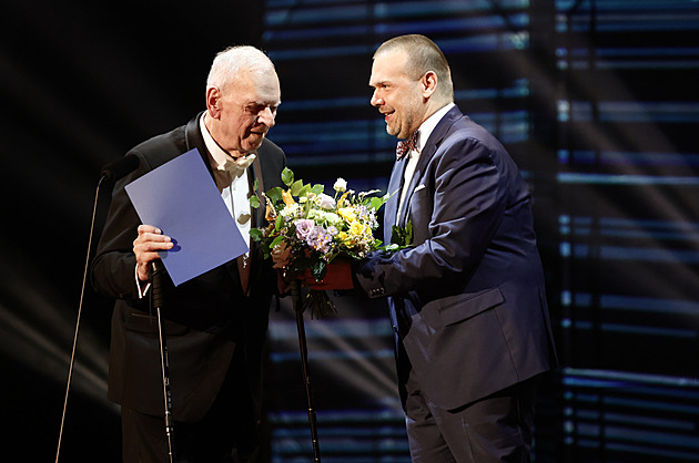 Bramboračka s uměleckými cenami. Když na podiu stojí vedle sebe Uhde a televizní soudružka