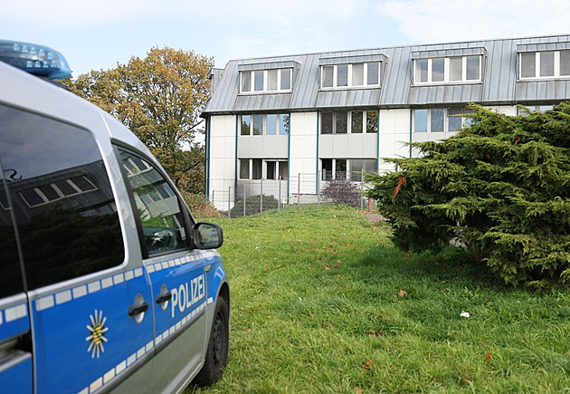 Třetí žhářský útok na azylové centrum. Saská ministryně žádá ochranné zóny