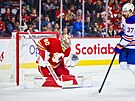 Branká Calgary Flames Dan Vlada zasahuje v zápase s Edmontonem Oilers.
