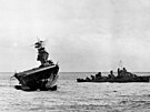 USS Yorktown se po zásahu japonskými bombardéry a torpédovými letadly 4. ervna...