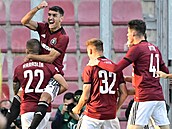 Sparťané oslavují gól Quazima Laciho v utkání proti Plzni.
