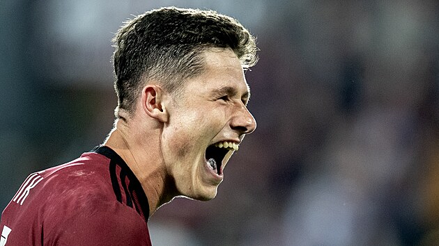 Spar�ansk� obr�nce Martin Vit�k slav� v�hru nad Plzn�.