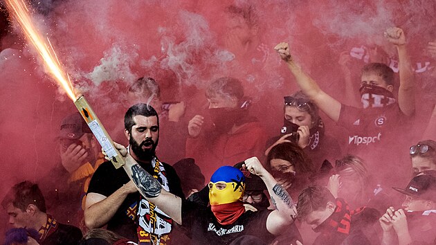 Sparťanští fanoušci s pyrotechnikou během utkání proti Plzni