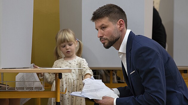 Na základní škole Kulíškova odvolil i předseda PS Michal Šimečka s rodinou....