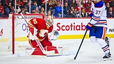 Branká Calgary Flames Dan Vlada zasahuje v zápase s Edmontonem Oilers.