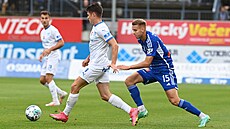 Olomoucký obránce Ondřej Zmrzlý (vpravo) stíhá Davida Buchtu z Baníku Ostrava.