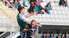 Jablonecký úto�ník Matou� Krulich v souboji p�eskakuje Vlastimila Daní�ka ze...