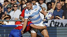 Martin Bogado z Argentiny se snaí vyhnout skládce v utkání mistrovství svta...