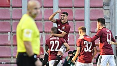 Sparané oslavují gól Quazima Laciho v utkání proti Plzni.