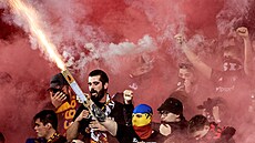 Sparantí fanouci s pyrotechnikou bhem utkání proti Plzni