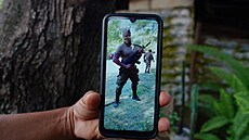 Mu ukazuje fotku Kubánce v ruském výcvikovém táboe v Rjazani (19. záí 2023)