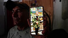 Roberto Sabori ukazuje fotografii svého syna Yasmaniho pi nákupu v...