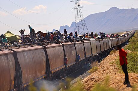 Smr USA. Migranti se ítí pes Mexiko na nákladním vlaku.