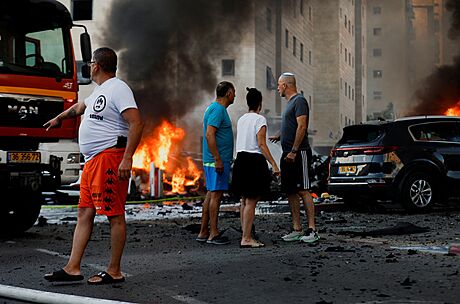 Palestinci raketami zaútoili na Izrael. Nkolik snímk dokumentuje auta v...