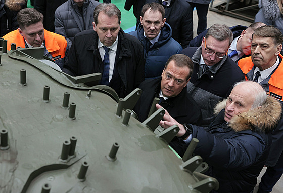 Dmitrij Medvedv na prohlídce výroby tank v továrn Uralvagonzavod v Niném...