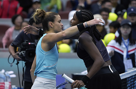 Coco Gauffová (vpravo) a Maria Sakkariová po utkání na turnaji v Pekingu.