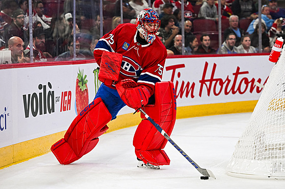Branká Jakub Dobe v dresu Montrealu Canadiens rozehrává v pípravném utkání s...