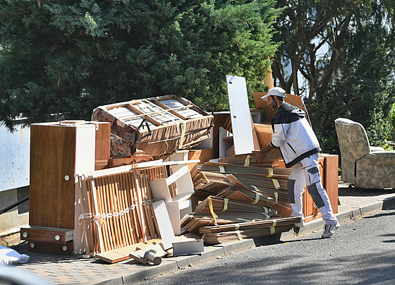 Typický obraz od �eských kontejner�. Vedle popelnic se kupí starý nábytek. 
