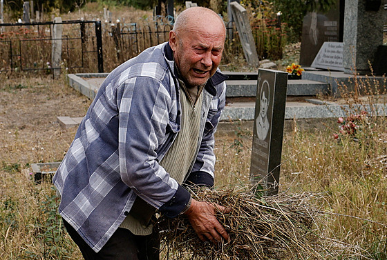Jednaedesátiletý Valerij Kozyr pipravuje hrob na hbitov u obce Hroza poté,...