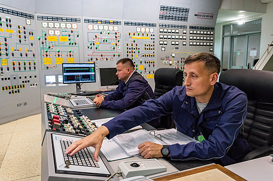 Pracovníci Chmelnycké jaderné elektrárny na západní Ukrajin (30. srpna 2023)