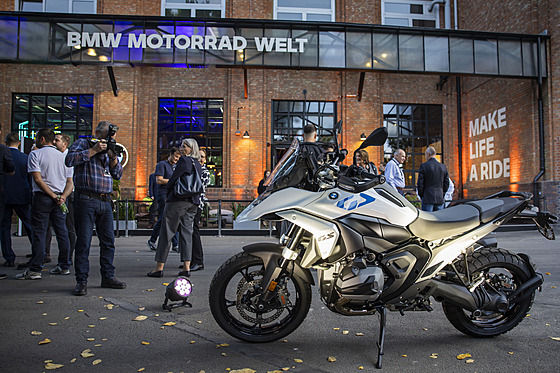 Pedstavení BMW R 1300 GS ped muzeem znaky v Berlín.