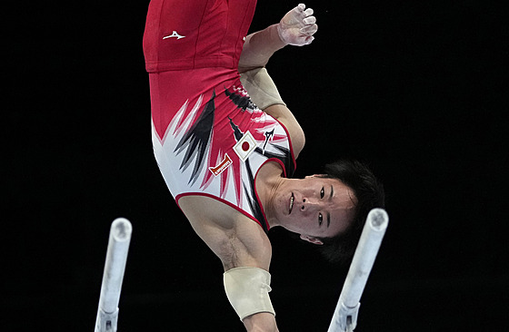 Japonský gymnasta Kenta iba, vítz kvalifikace víceboje na mistrovství svta