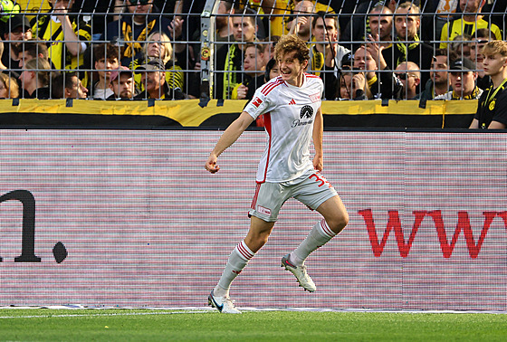 Záloník Alex Král z Unionu Berlín se raduje ze svého gólu, který vak byl...