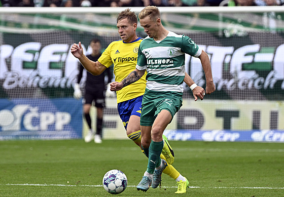 Úto�ník Jan Matou�ek z Bohemians (vpravo) uniká Tomá�i �el�stkovi ze Zlína.