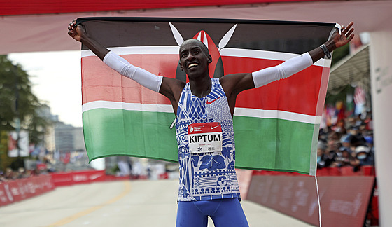 Keský bec Kelvin Kiptum se raduje z vítzství v Chicagském maratonu, kterého...