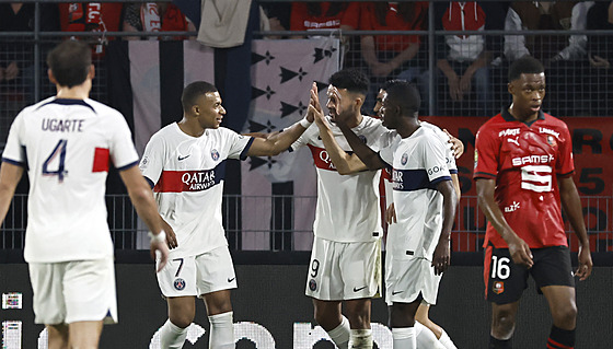 Pa�í��tí fotbalisté oslavují gól A�rafa Hakimiho v utkání proti Rennes.
