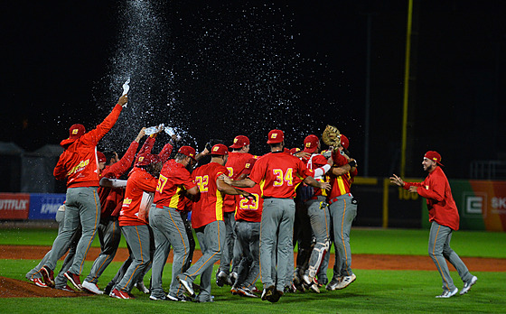 Španělští baseballisté slaví vítězství ve finále mistrovství Evropy.