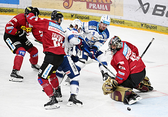 Branká� Sparty Jakub Ková� �elí tlaku brn�nských úto�ník� Jakuba Fleka (9) s...