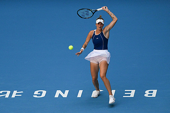 Markéta Vondrouová hraje forhend v prvním kole turnaje v Pekingu.